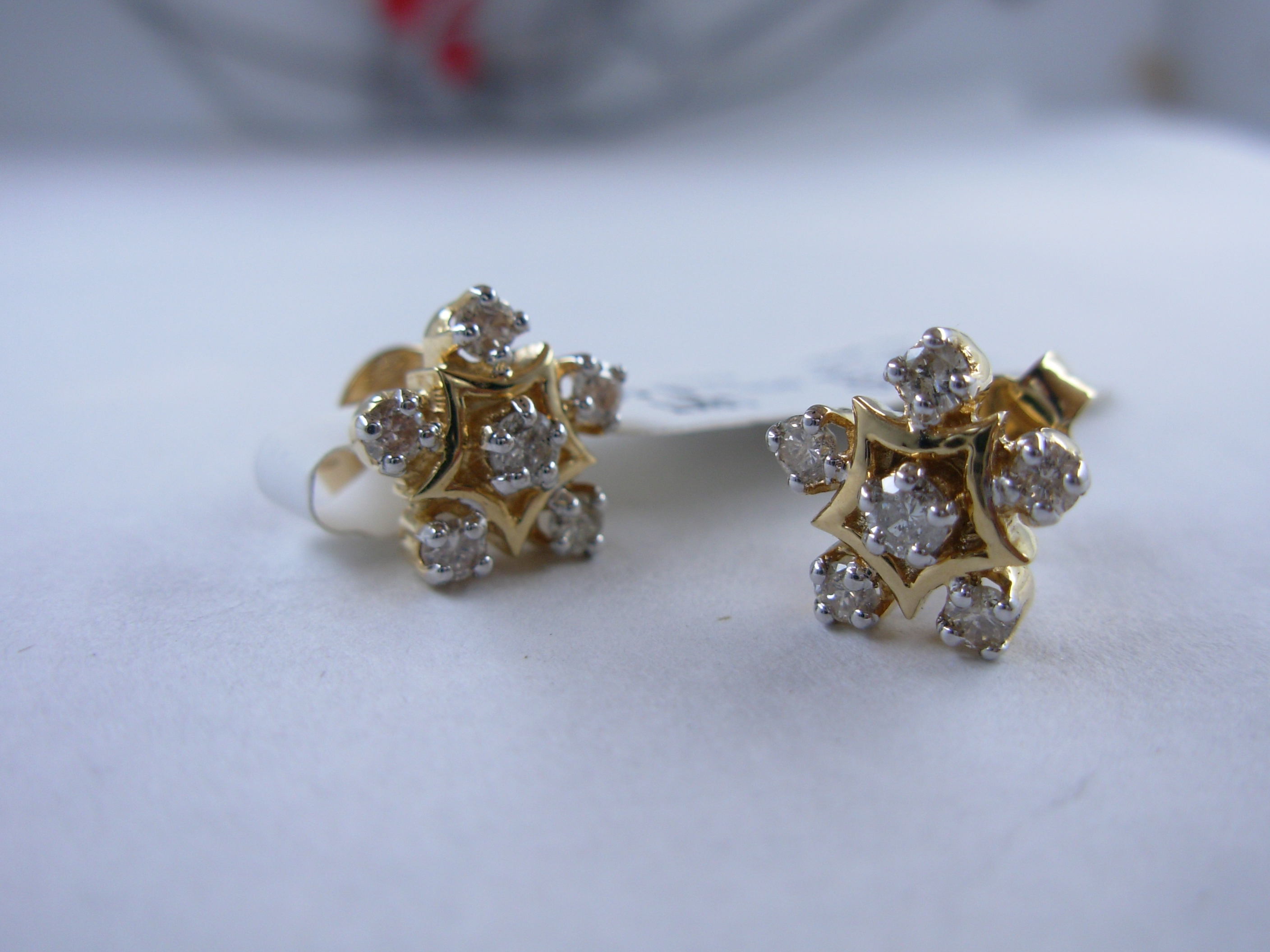 Beautiful 18 Kt Gold  Natural Diamond Earing